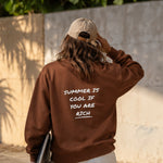 Summer Is Cool If You're Rich Oversize Sweatshirt – Kahverengi – model üzerinde arka görünüm