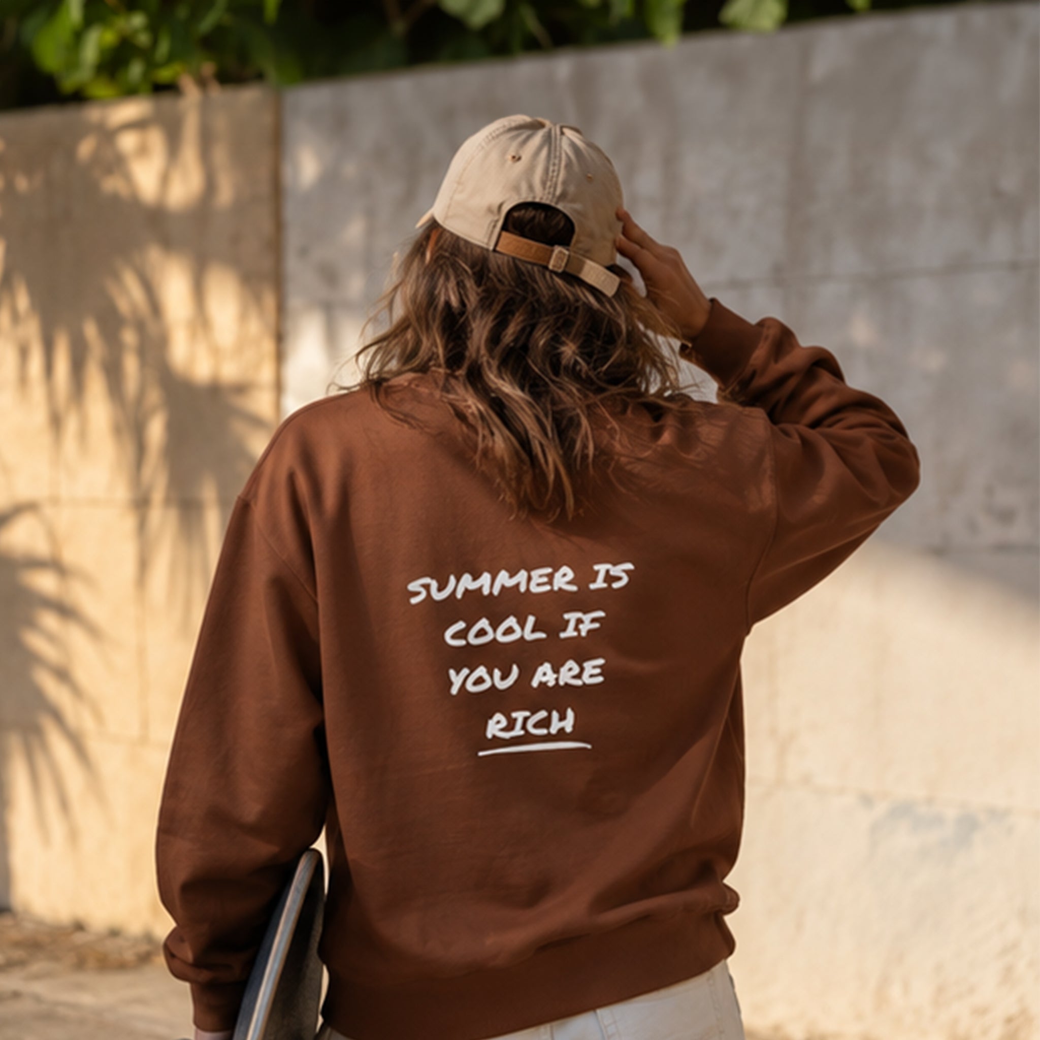 Summer Is Cool If You're Rich Oversize Sweatshirt – Kahverengi – model üzerinde arka görünüm