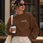 Summer Is Cool If You're Rich Oversize Sweatshirt – Kahverengi – model üzerinde ön görünüm