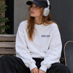 Summer Is Cool If You're Rich Oversize Sweatshirt – Beyaz – model üzerinde ön görünüm