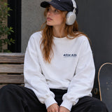 Summer Is Cool If You're Rich Oversize Sweatshirt – Beyaz – model üzerinde ön görünüm