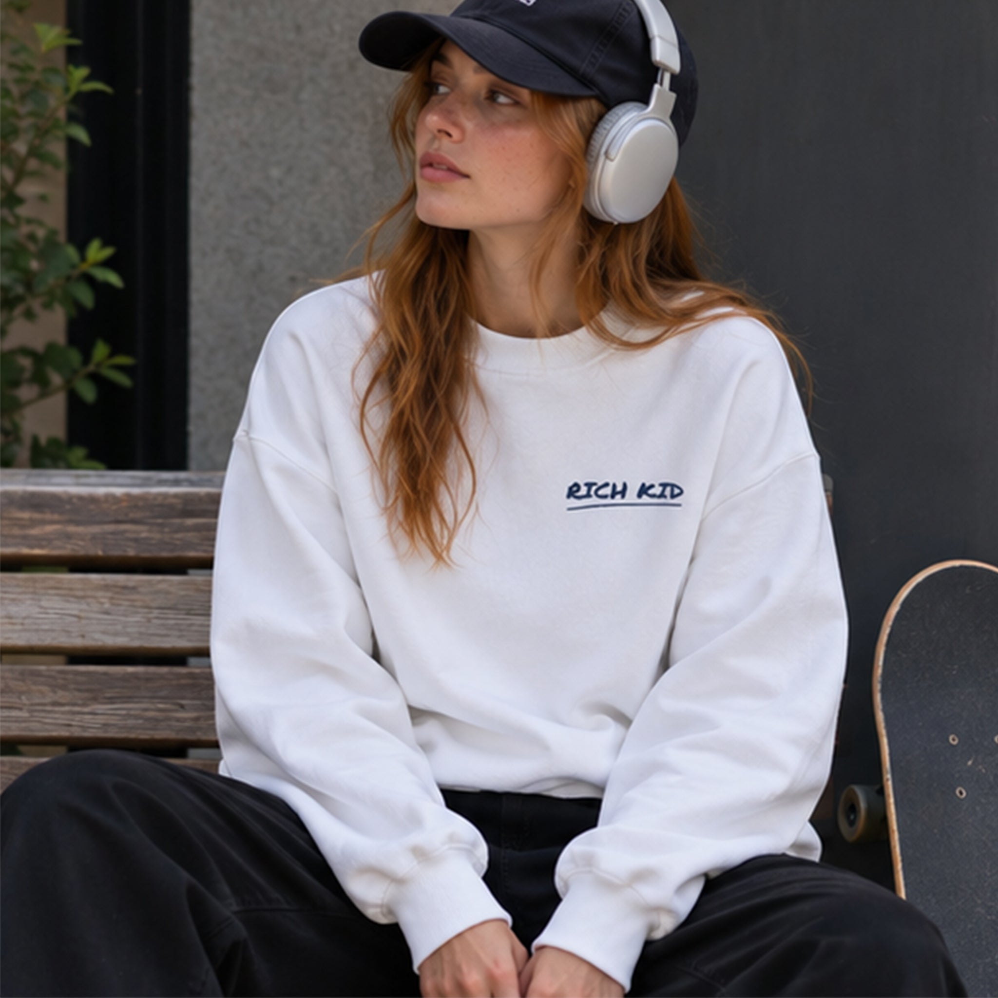 Summer Is Cool If You're Rich Oversize Sweatshirt – Beyaz – model üzerinde ön görünüm