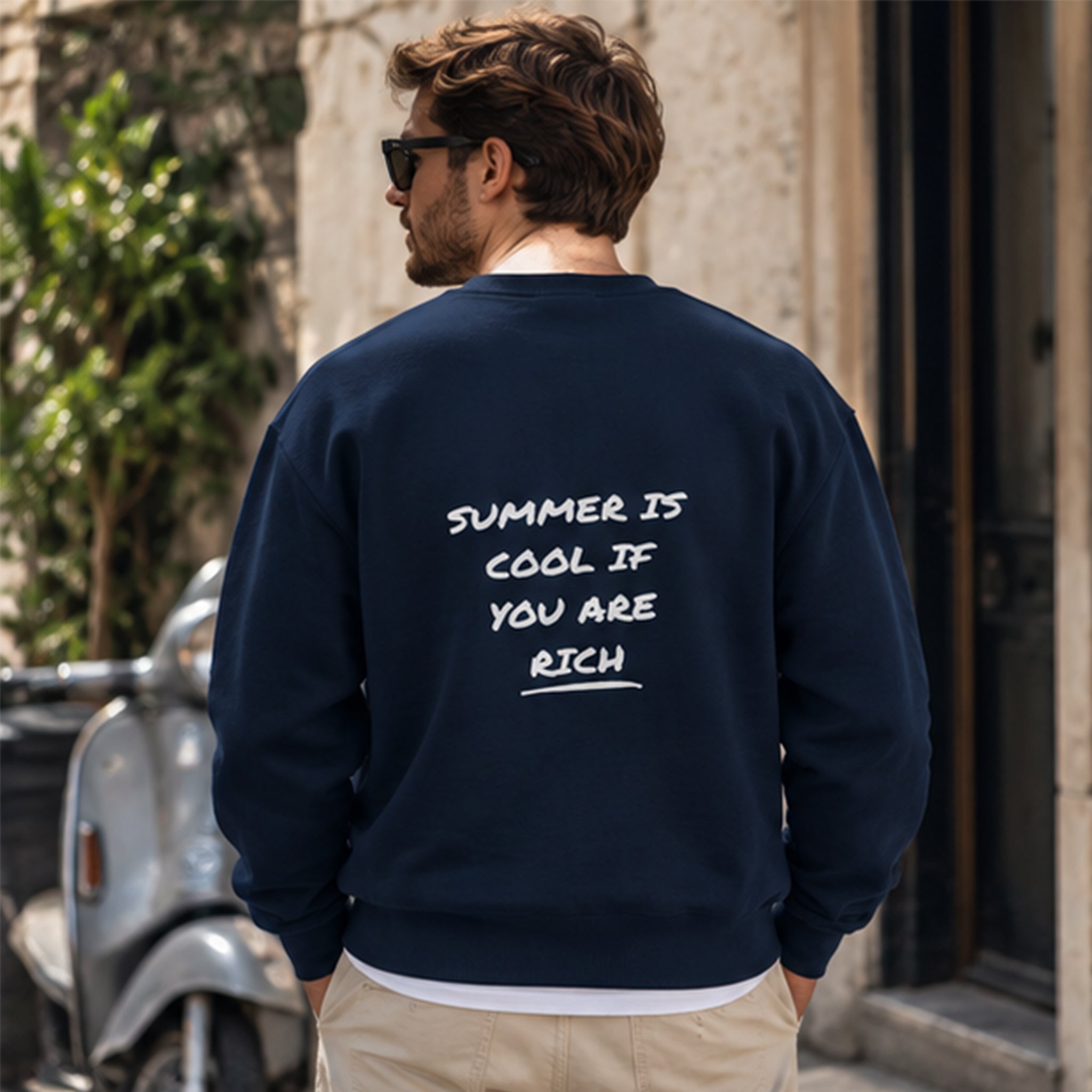 Summer Is Cool If You're Rich Oversize Sweatshirt – Lacivert – model üzerinde arka görünüm