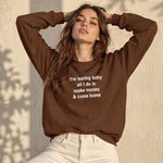 I’m Boring Baby Oversize Sweatshirt – Kahverengi – model üzerinde ön görünüm
