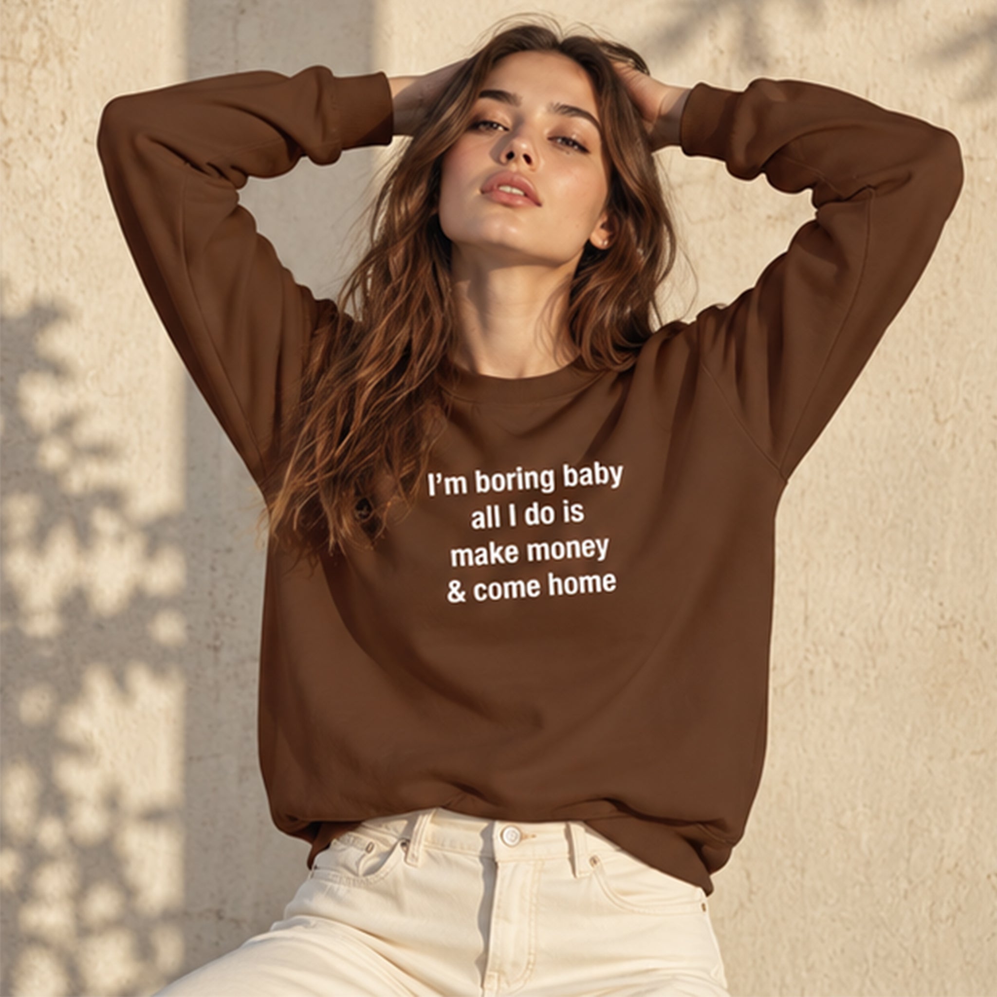I’m Boring Baby Oversize Sweatshirt – Kahverengi – model üzerinde ön görünüm