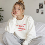 I’m Boring Baby Oversize Sweatshirt – Beyaz – model üzerinde ön görünüm