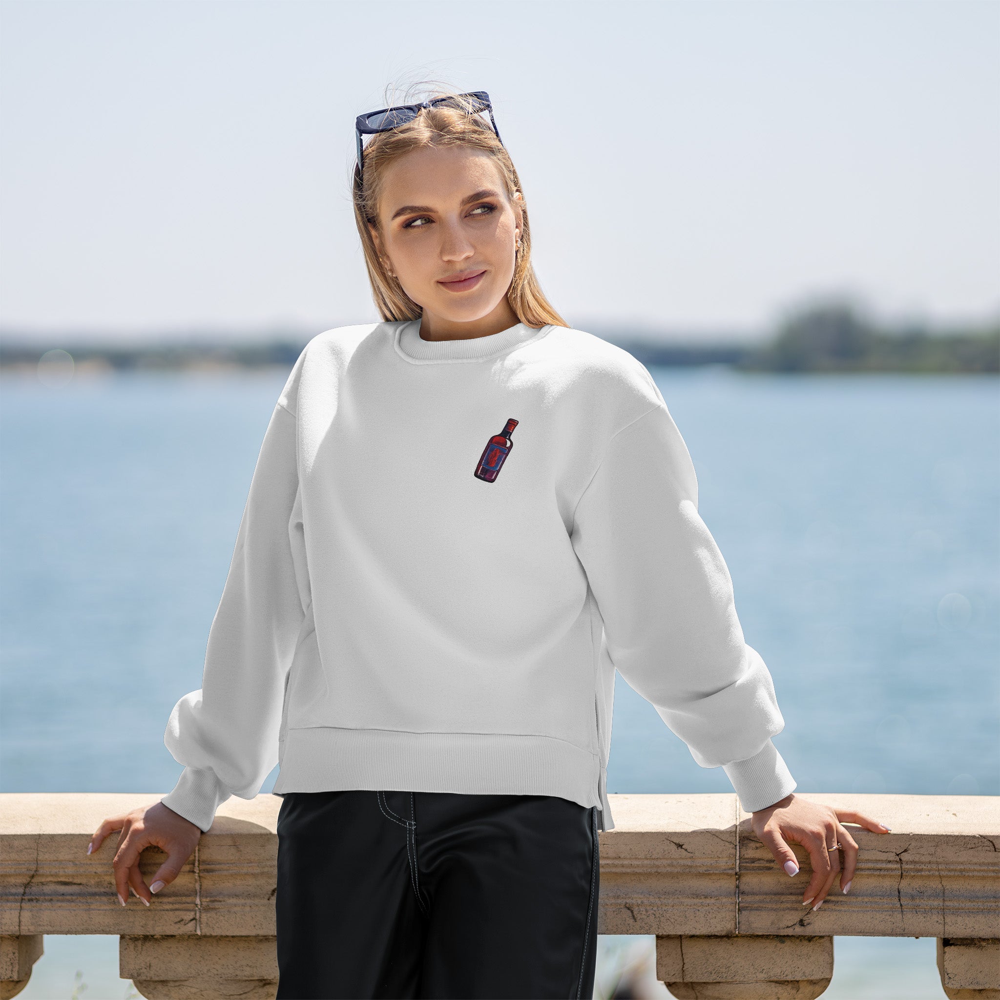 Pasta Sex Wine Oversize Sweatshirt – Beyaz – model üzerinde ön görünüm