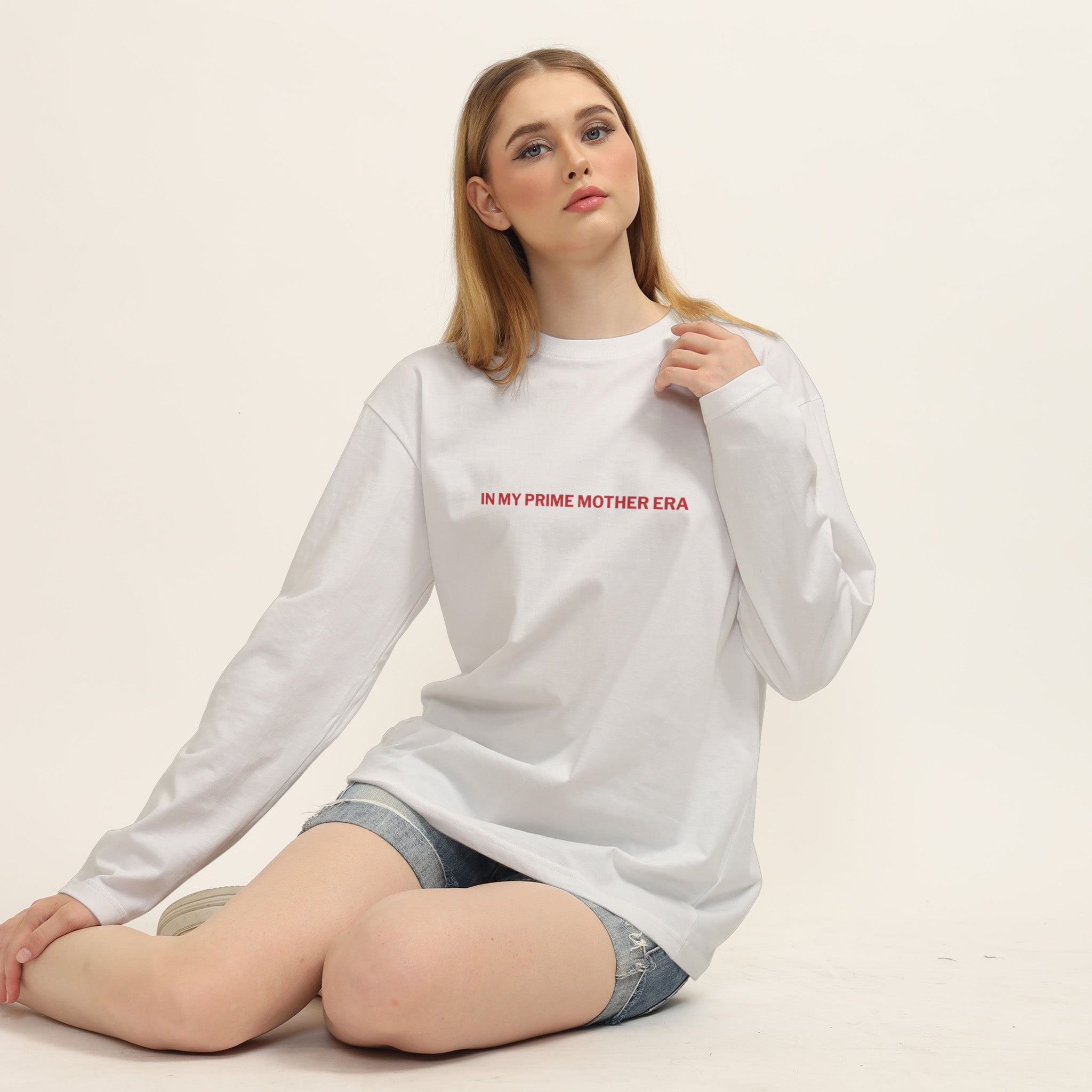 In My Prime Mother Era Oversize Sweatshirt – Beyaz – model üzerinde ön görünüm