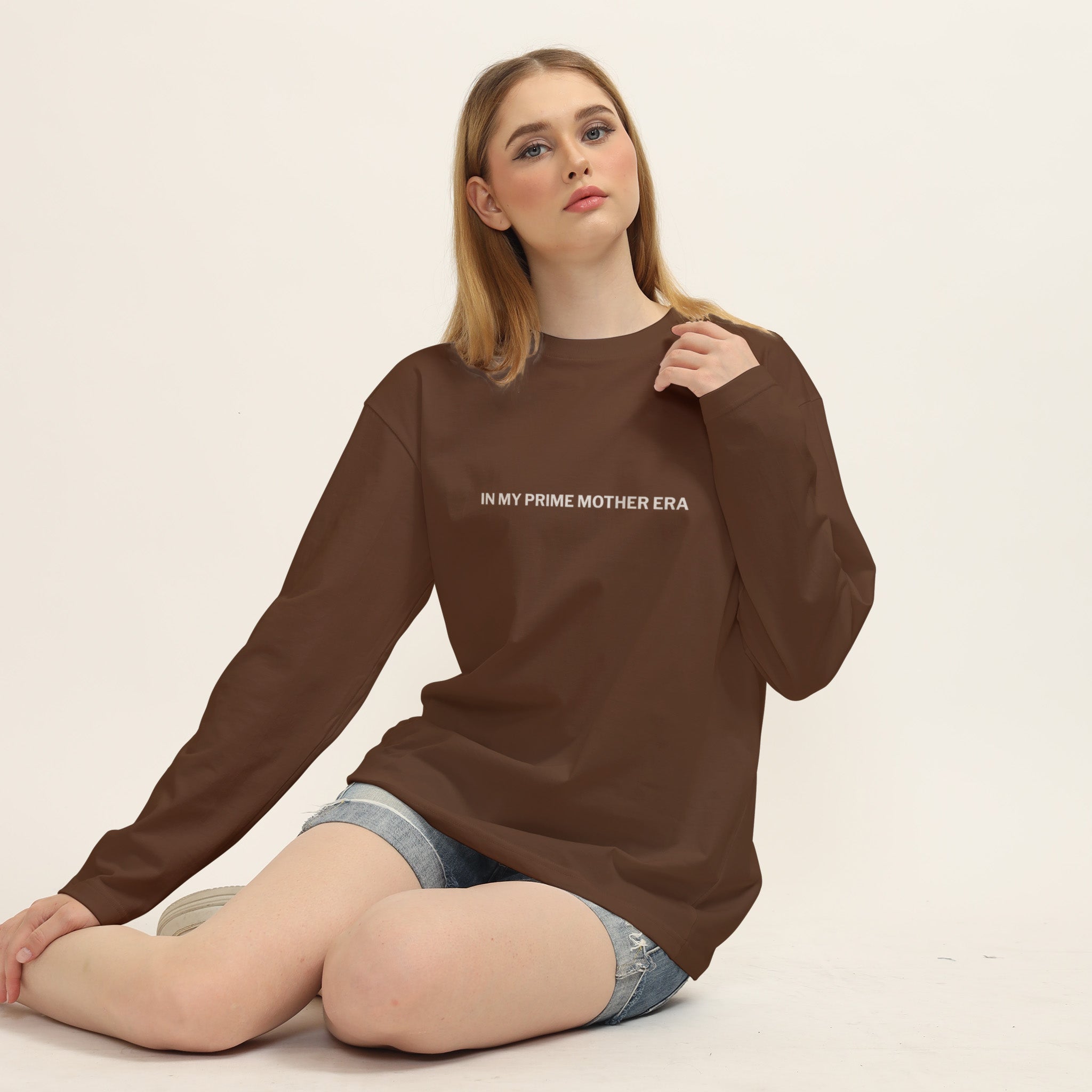 In My Prime Mother Era Oversize Sweatshirt – Kahverengi – model üzerinde ön görünüm