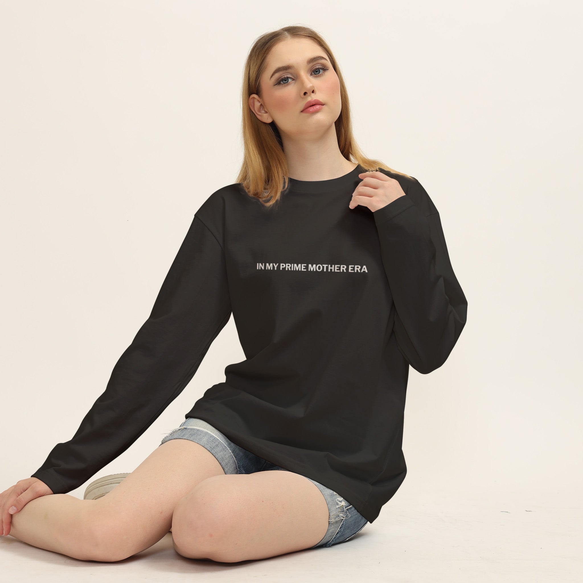 In My Prime Mother Era Oversize Sweatshirt – Siyah – model üzerinde ön görünüm