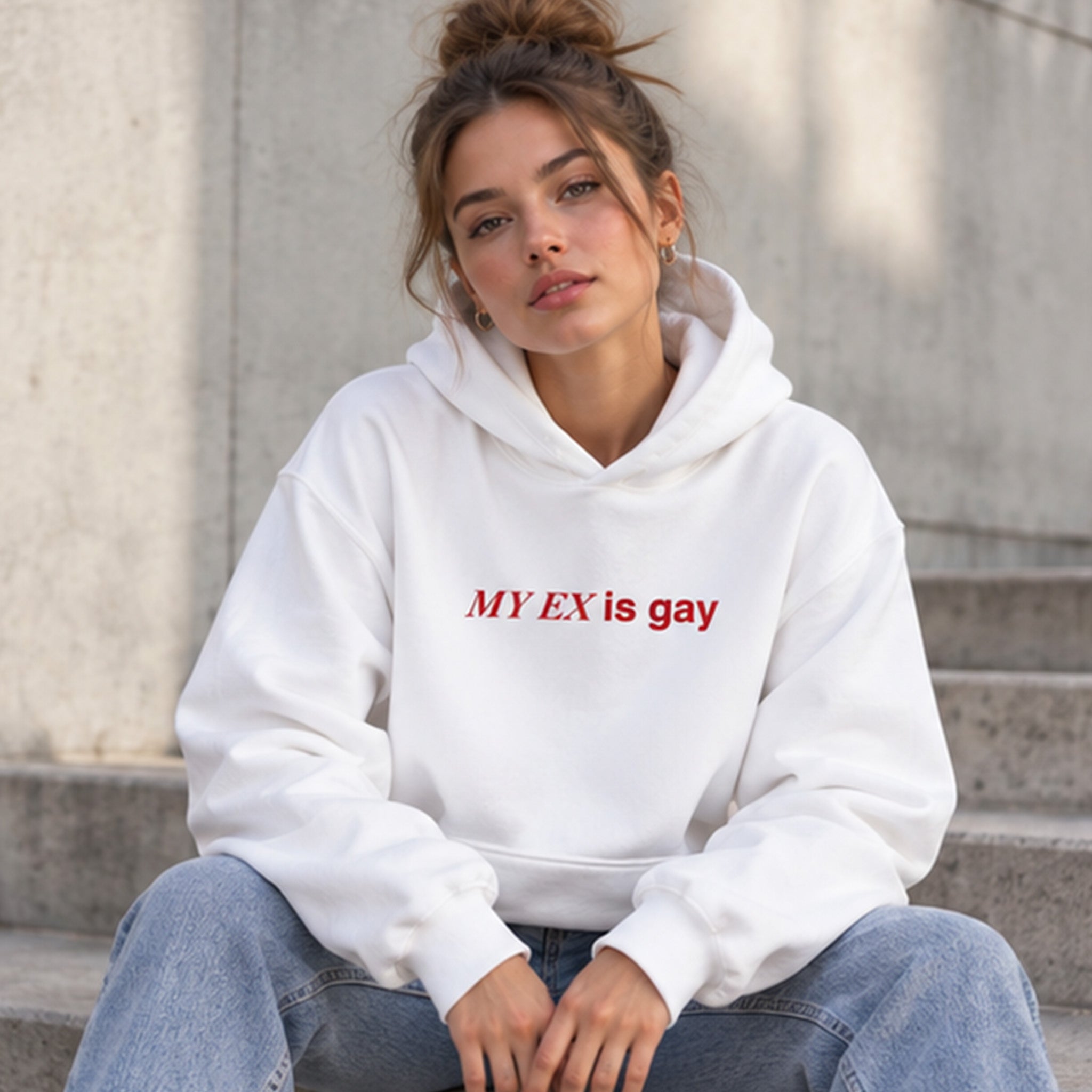 My Ex Is Gay Oversize Hoodie – Beyaz – model üzerinde ön görünüm