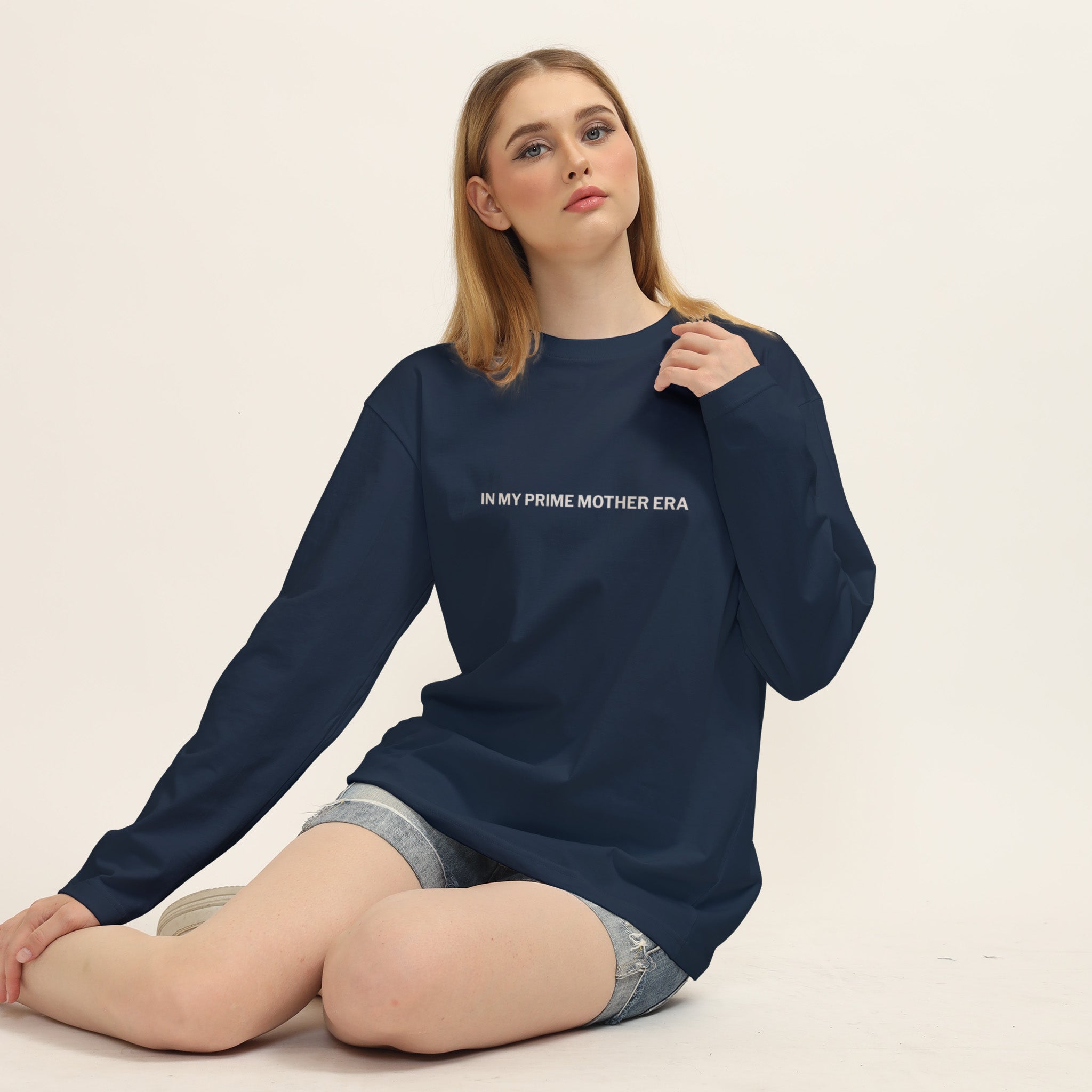In My Prime Mother Era Oversize Sweatshirt – Lacivert – model üzerinde ön görünüm
