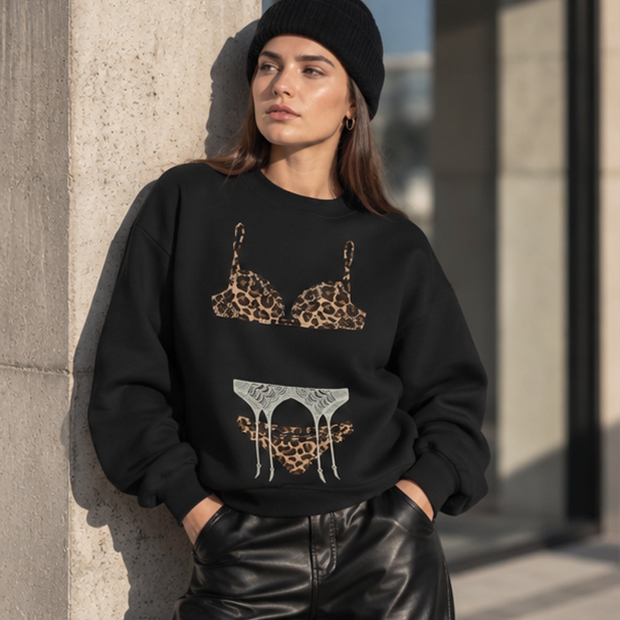 Noir Seduce – Leopard Oversize Sweatshirt – Siyah – model üzerinde ön görünüm