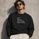 Sexy People Overthink Oversize Sweatshirt – Siyah – model üzerinde ön görünüm