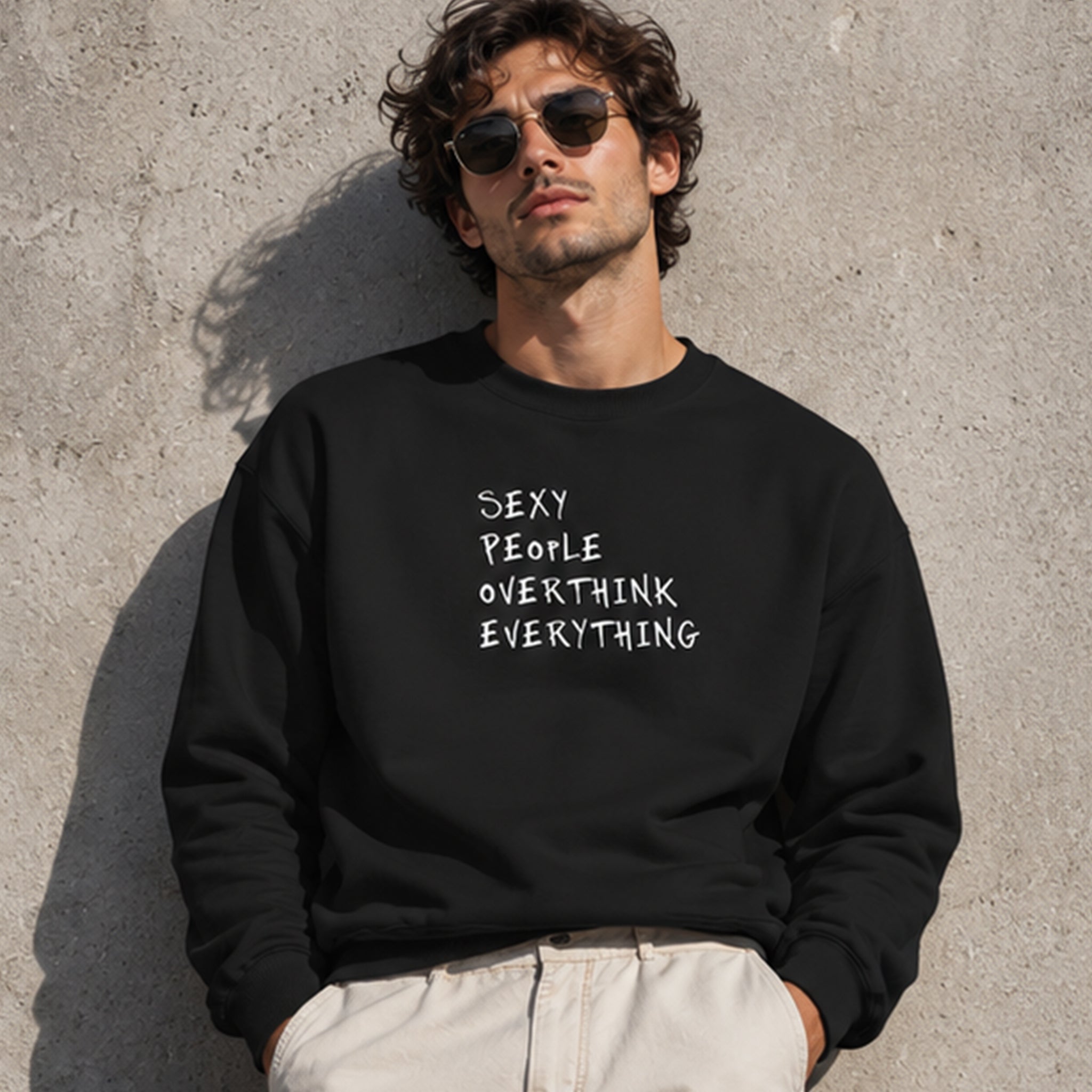 Sexy People Overthink Oversize Sweatshirt – Siyah – model üzerinde ön görünüm