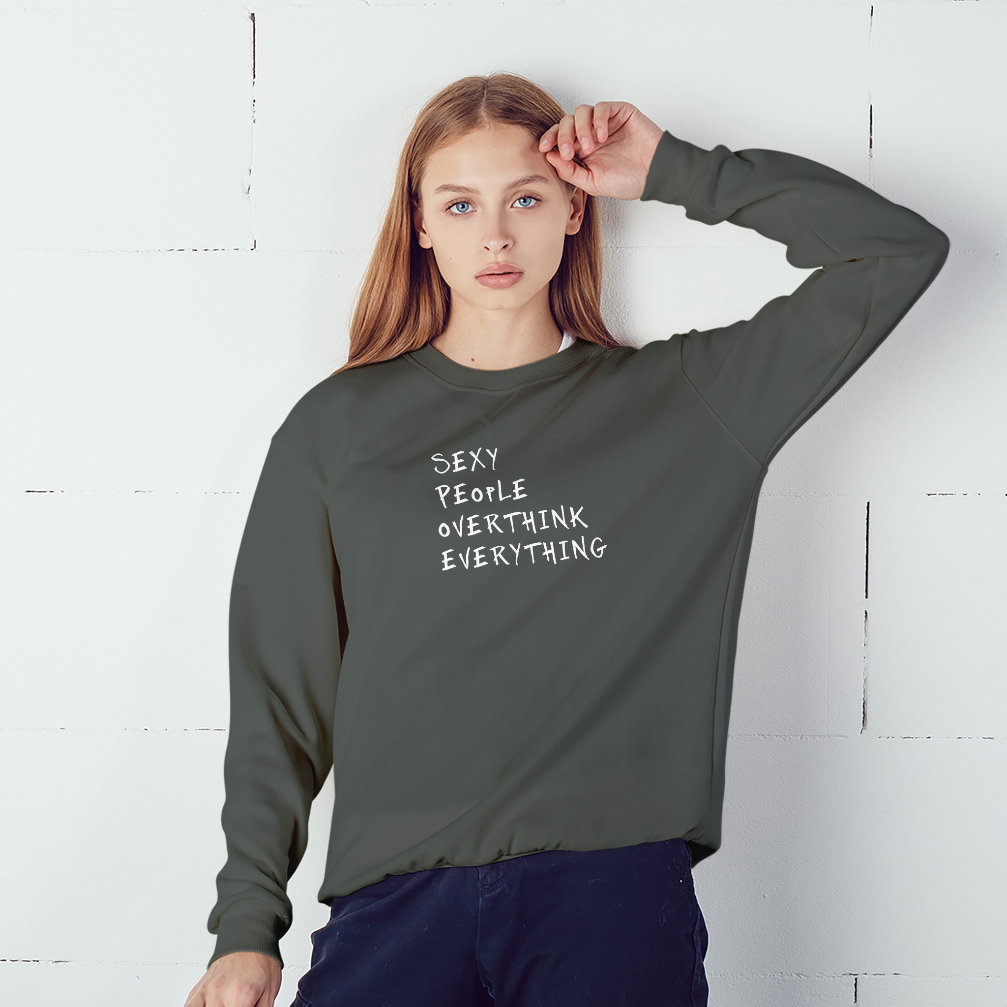 Sexy People Overthink Oversize Sweatshirt – Antrasit – model üzerinde ön görünüm