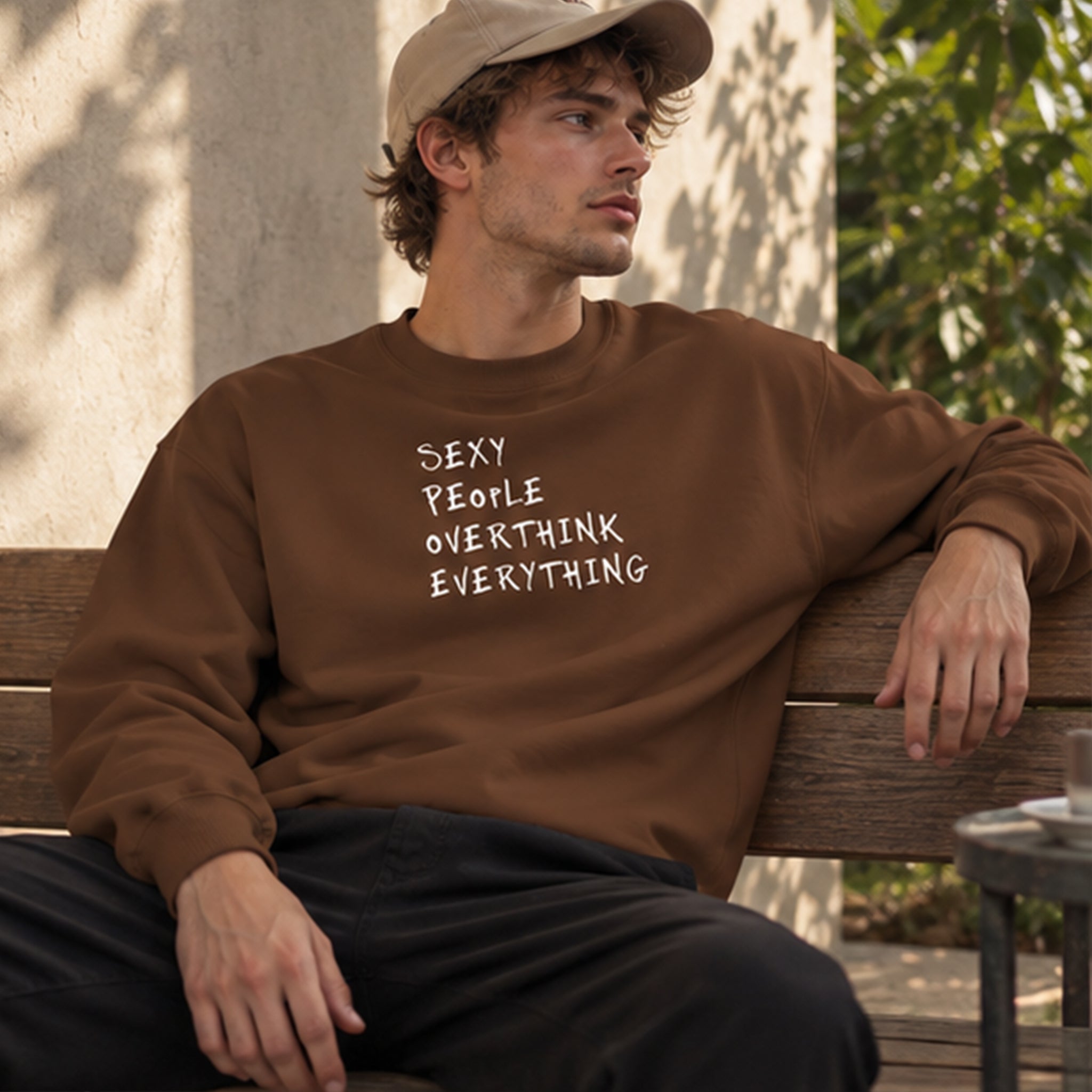 Sexy People Overthink Oversize Sweatshirt – Kahverengi – model üzerinde ön görünüm