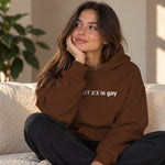 My Ex Is Gay Oversize Hoodie – Kahverengi – model üzerinde ön görünüm