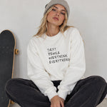 Sexy People Overthink Oversize Sweatshirt – Beyaz – model üzerinde ön görünüm