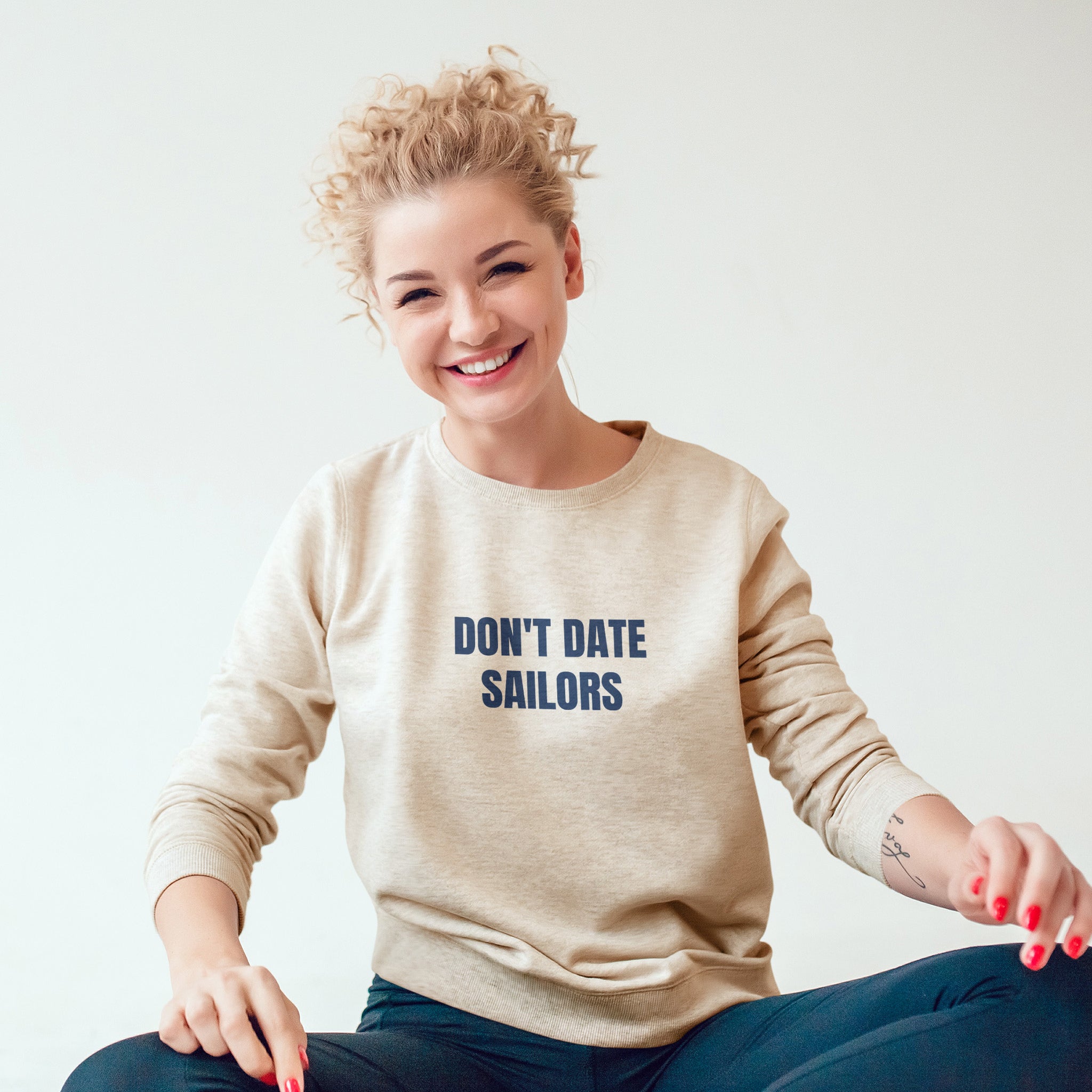 Sailor Sweatshirt – Bej – model üzerinde ön görünüm