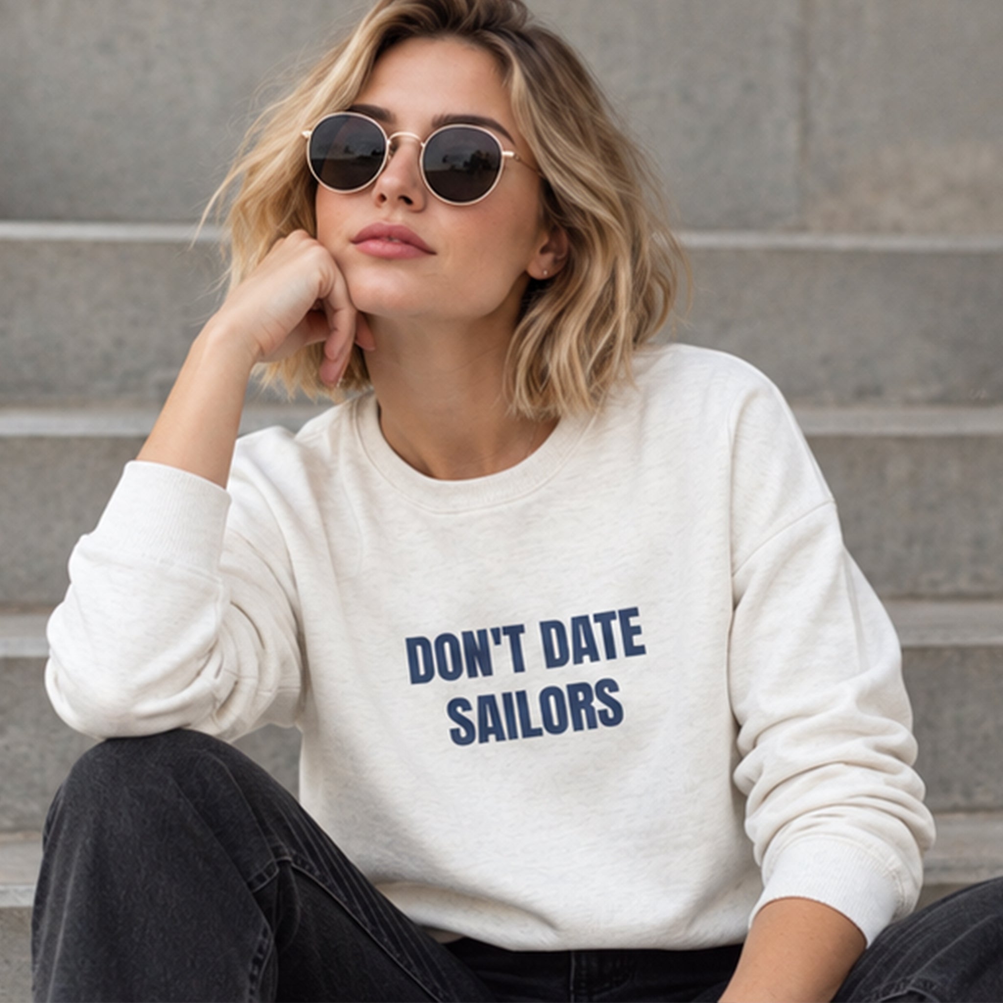 Sailor Sweatshirt – Beyaz – model üzerinde ön görünüm