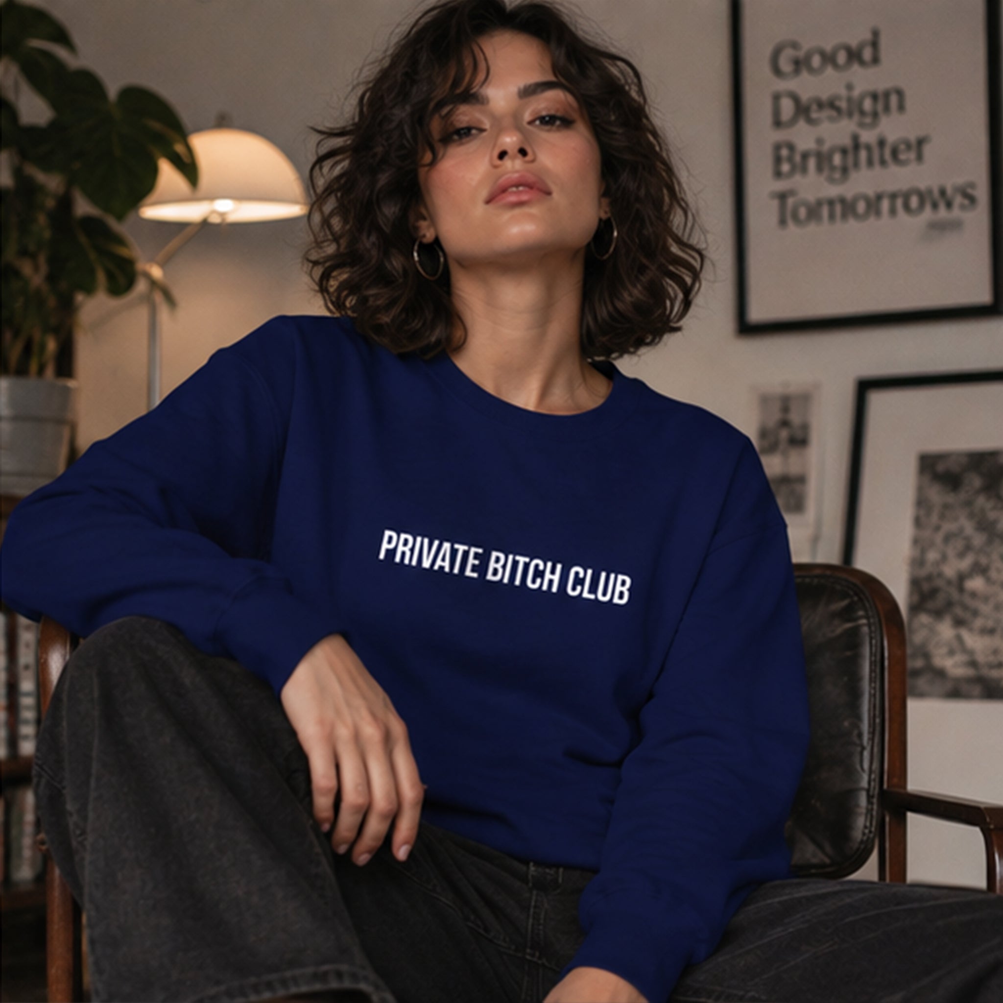 Private Bitch Club Sweatshirt – Lacivert – model üzerinde ön görünüm