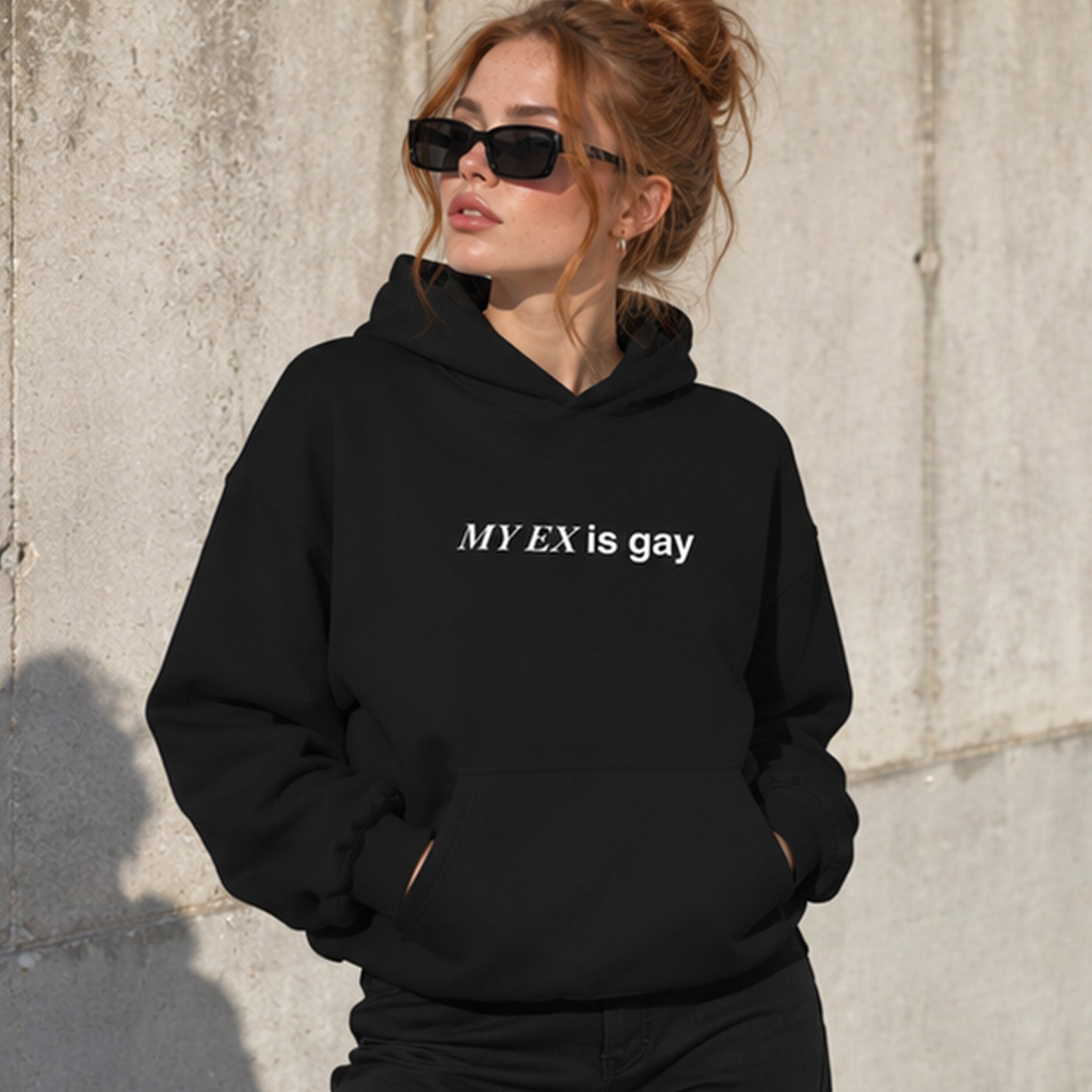 My Ex Is Gay Oversize Hoodie – Siyah – model üzerinde ön görünüm