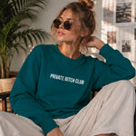 Private Bitch Club Sweatshirt – Koyu Yeşil – model üzerinde ön görünüm