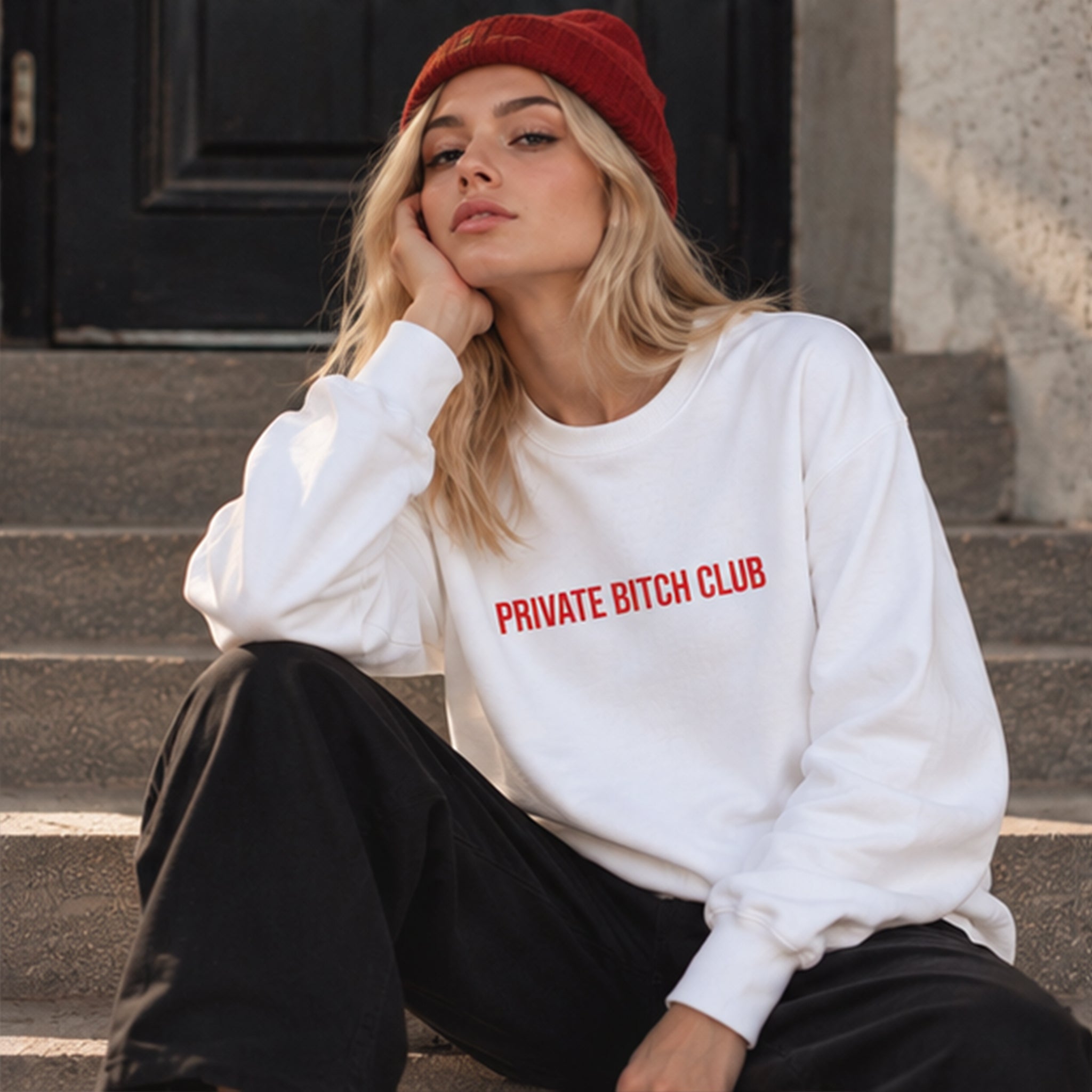 Private Bitch Club Sweatshirt – Beyaz – model üzerinde ön görünüm