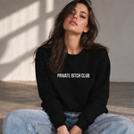 Private Bitch Club Sweatshirt – Siyah – model üzerinde ön görünüm
