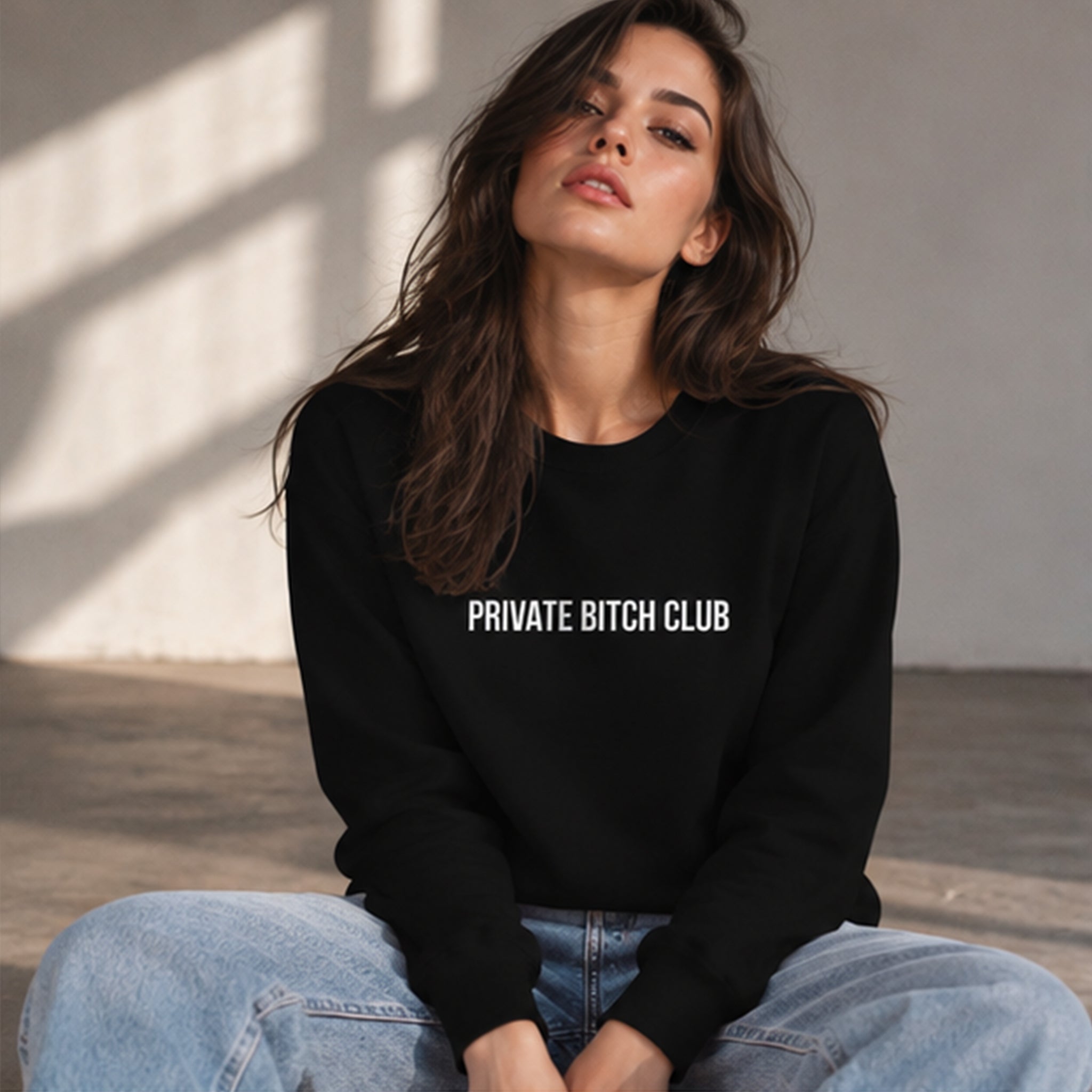Private Bitch Club Sweatshirt – Siyah – model üzerinde ön görünüm