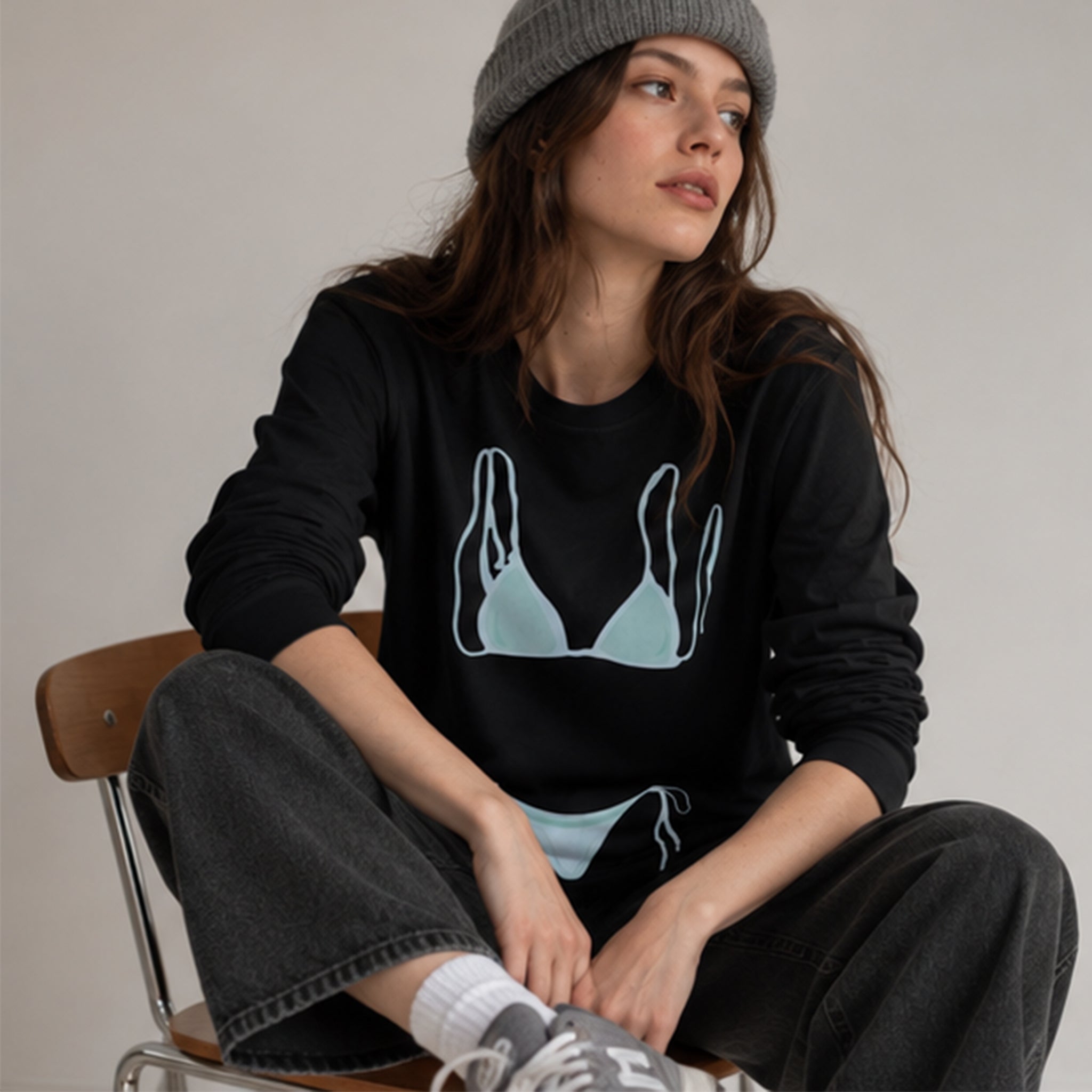 Blue Bikini Sweatshirt – Siyah – model üzerinde ön görünüm