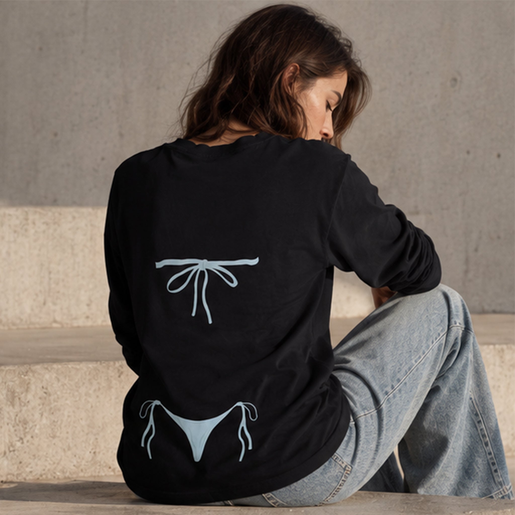 Blue Bikini Sweatshirt – Siyah – model üzerinde arka görünüm