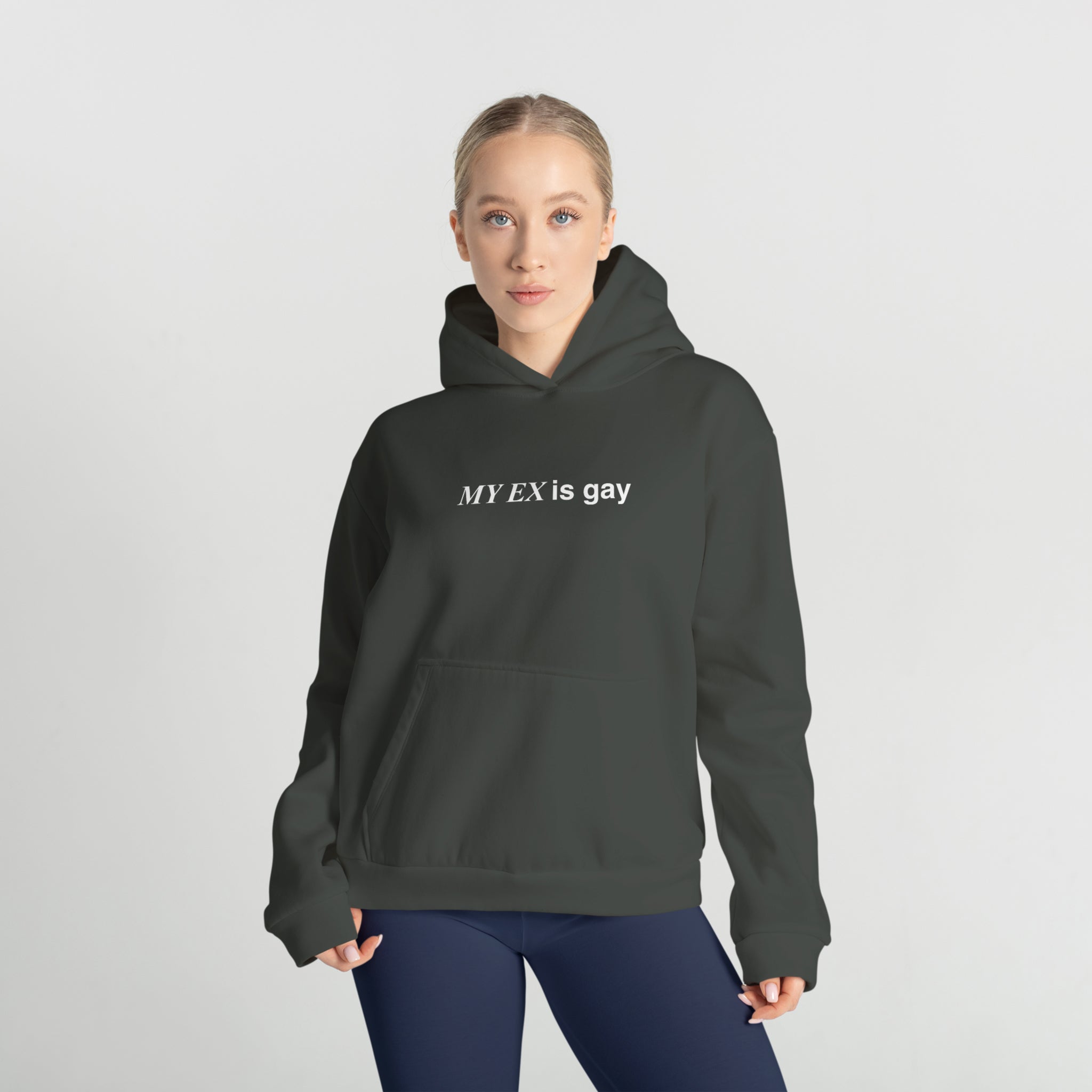 My Ex Is Gay Oversize Hoodie – Antrasit – model üzerinde ön görünüm