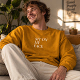 Sit On My Face Sweatshirt – Turuncu – model üzerinde ön görünüm