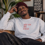 Sit On My Face Sweatshirt – Beyaz – model üzerinde ön görünüm