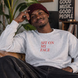 Sit On My Face Sweatshirt – Beyaz – model üzerinde ön görünüm