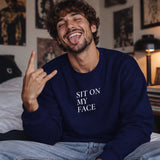 Sit On My Face Sweatshirt – Lacivert – model üzerinde ön görünüm