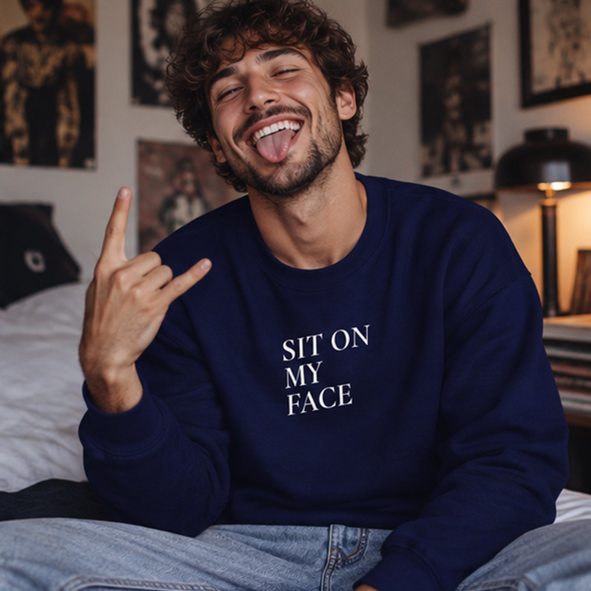 Sit On My Face Sweatshirt – Lacivert – model üzerinde ön görünüm