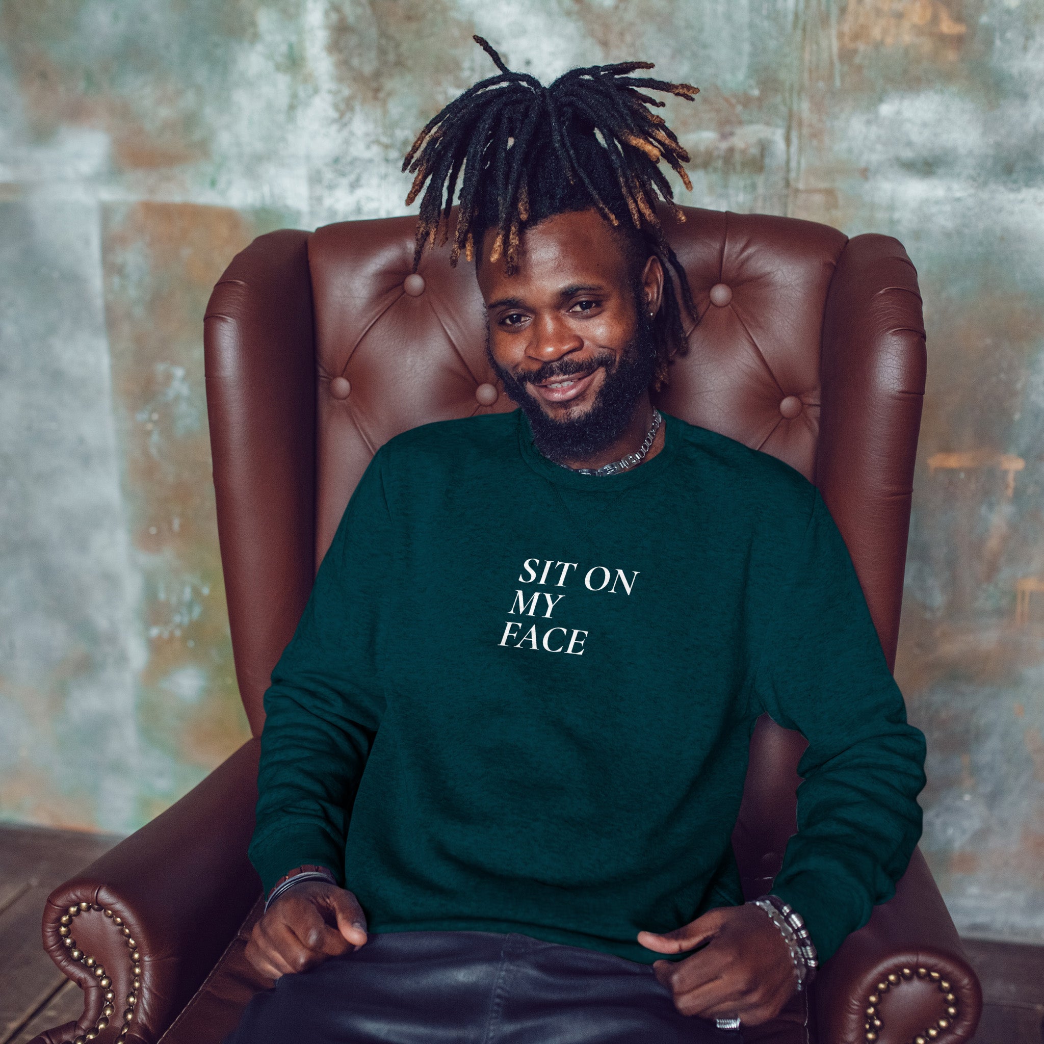 Sit On My Face Sweatshirt – Koyu Yeşil – model üzerinde ön görünüm