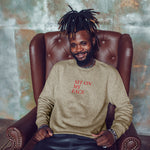 Sit On My Face Sweatshirt – Bej – model üzerinde ön görünüm