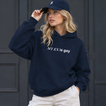 My Ex Is Gay Oversize Hoodie – Lacivert – model üzerinde ön görünüm