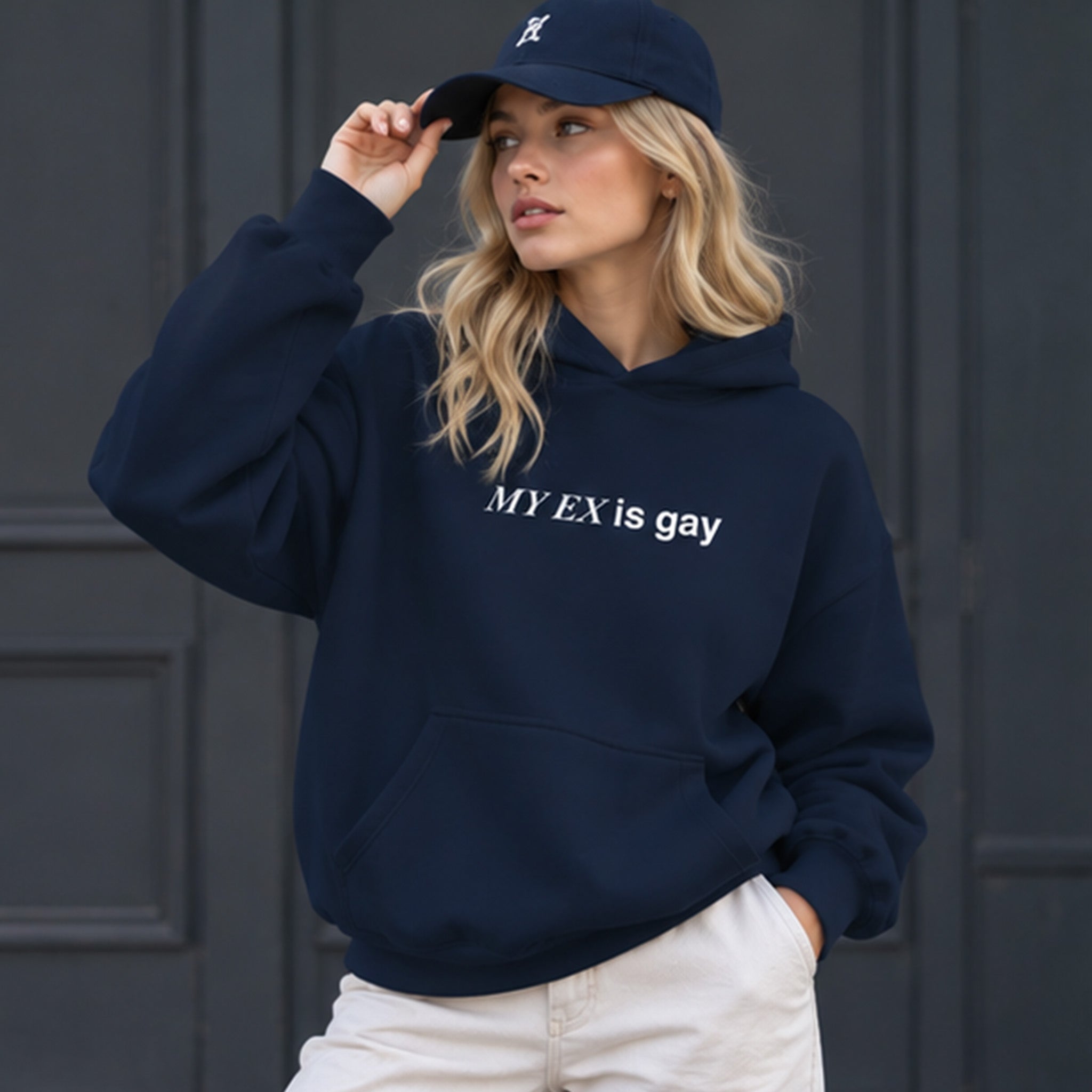 My Ex Is Gay Oversize Hoodie – Lacivert – model üzerinde ön görünüm