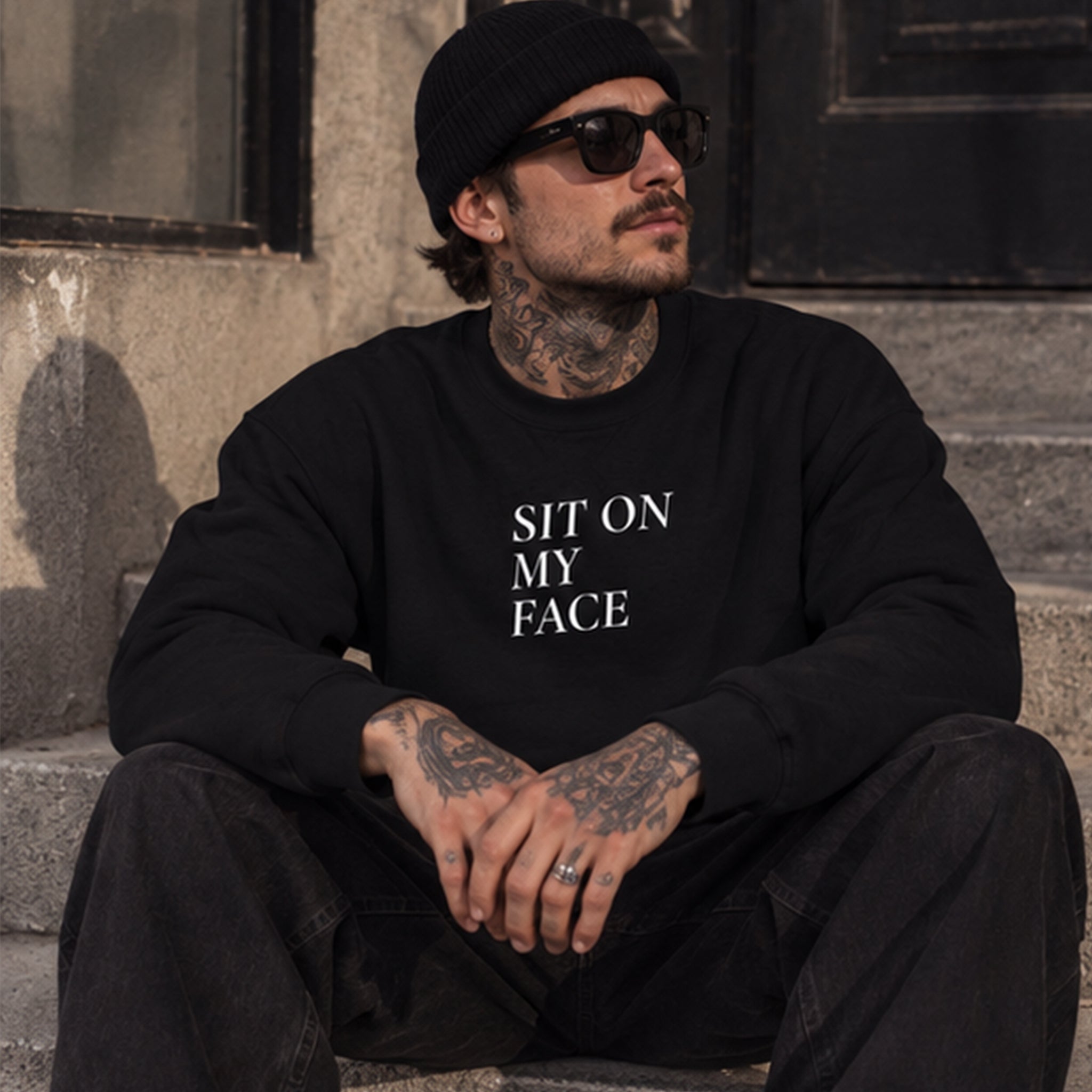 Sit On My Face Sweatshirt – Siyah – model üzerinde ön görünüm