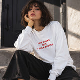 Life Sucks Sweatshirt – Beyaz – model üzerinde ön görünüm