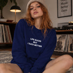 Life Sucks Sweatshirt – Lacivert – model üzerinde ön görünüm