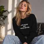 Life Sucks Sweatshirt – Siyah – model üzerinde ön görünüm