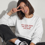 Stop Dating Sweatshirt – Beyaz – model üzerinde ön görünüm