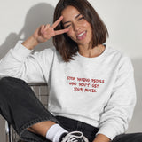 Stop Dating Sweatshirt – Beyaz – model üzerinde ön görünüm