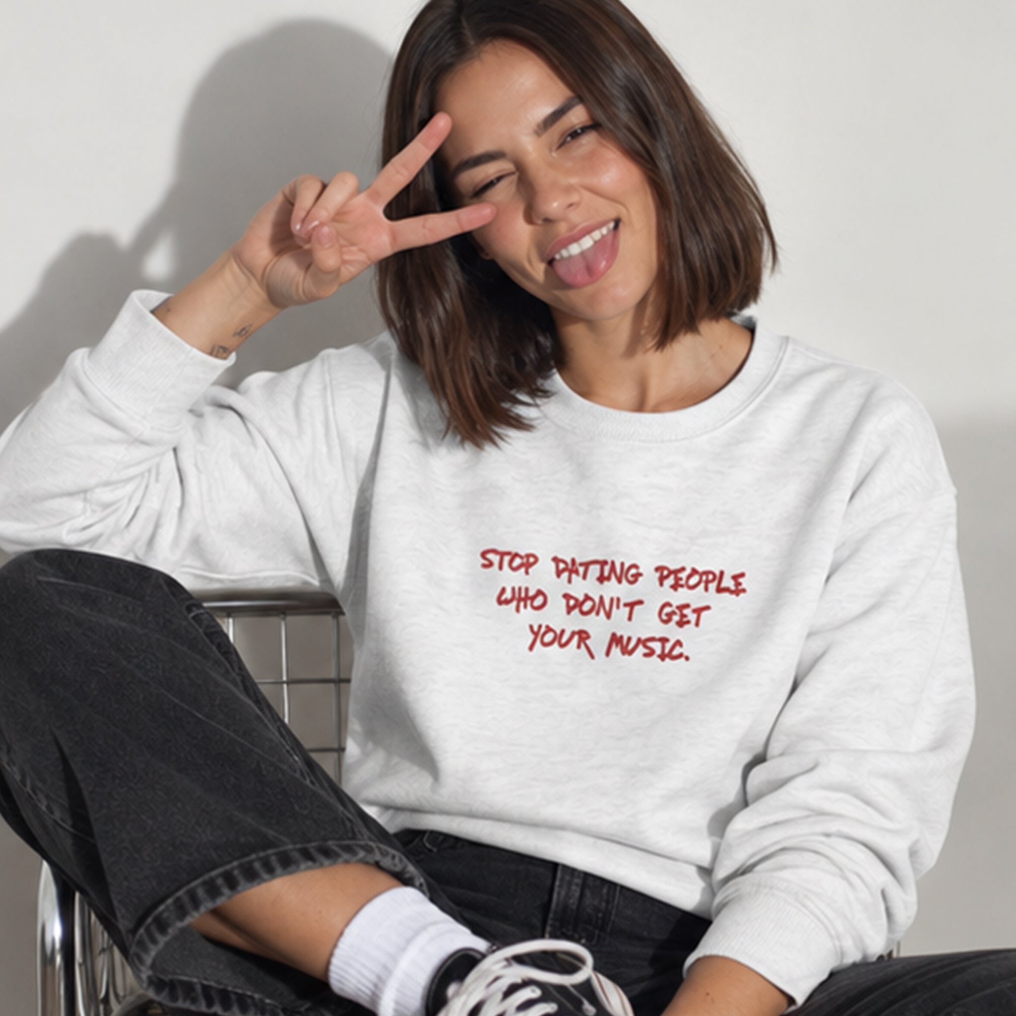 Stop Dating Sweatshirt – Beyaz – model üzerinde ön görünüm